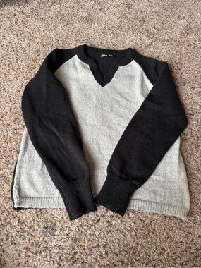 Woman's Two-Tone Raglan Sweater - Black and Light Gray